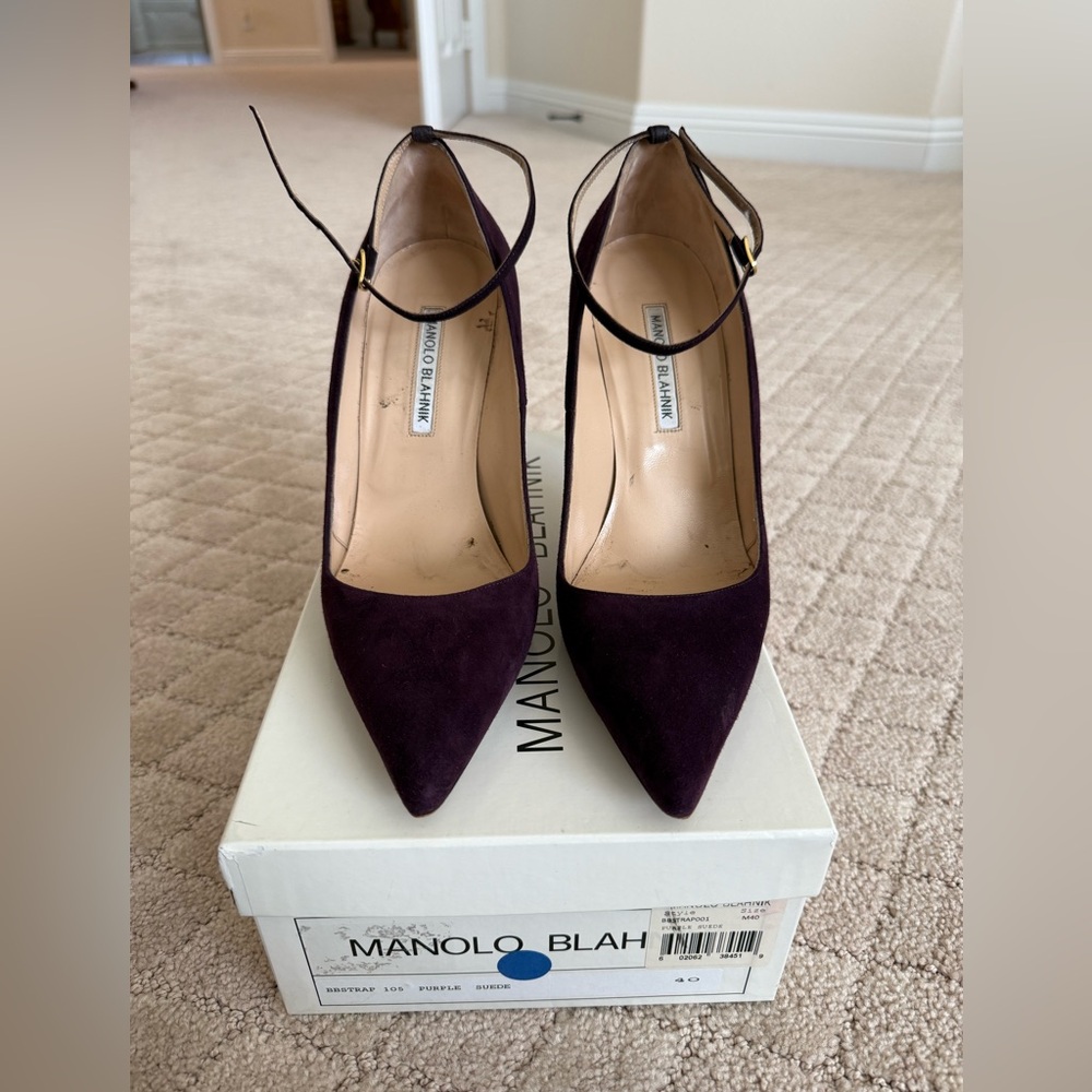 Manolo Blahnik BB pump with strap. Size 40. Purple suede.